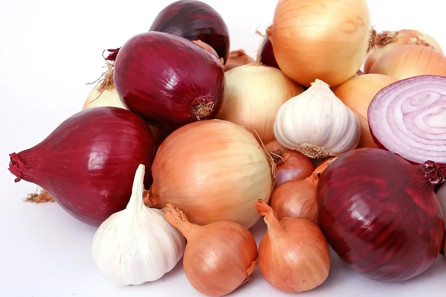 Qual è il modo migliore per conservare aglio e cipolle? L’errore che li fa germogliare subito