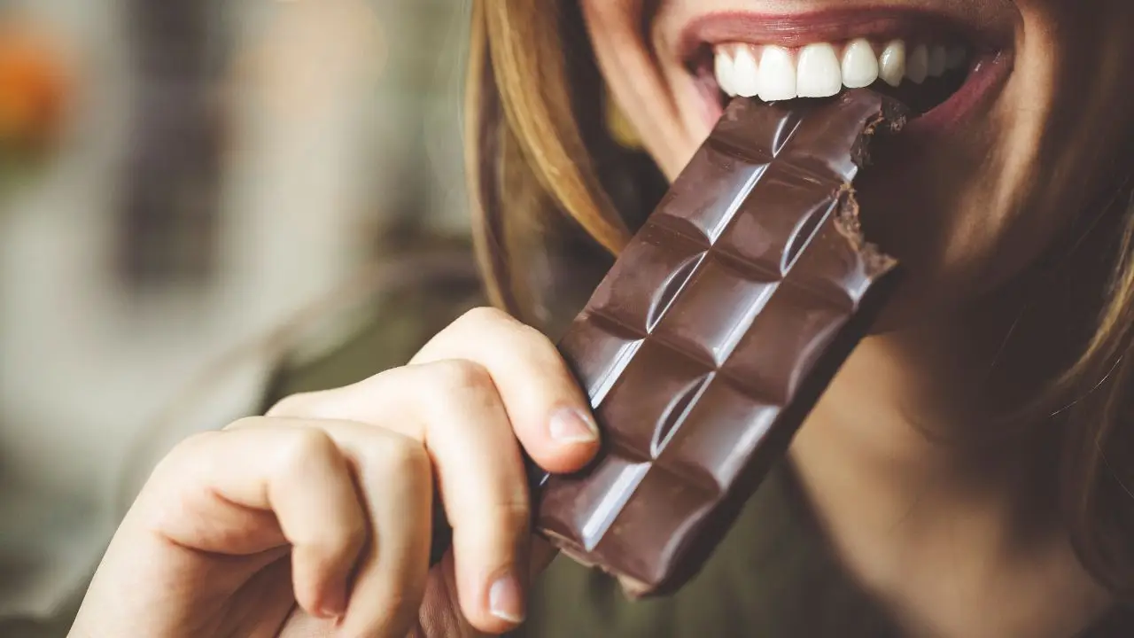 Mangiare cioccolato fondente ogni giorno: ecco cosa succede